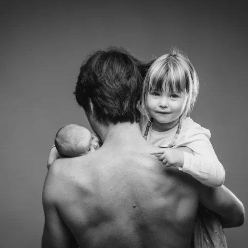 photo de famille en noir et blanc chez utopikphoto