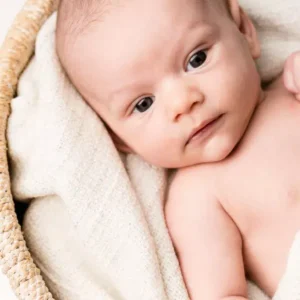 photo b&eacute;b&eacute; dans un panier