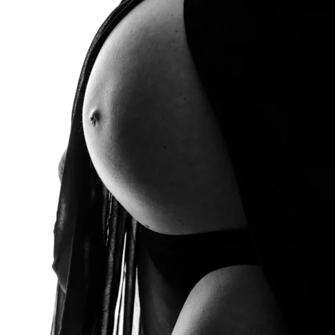photo grossesse en noir blanc Utopik