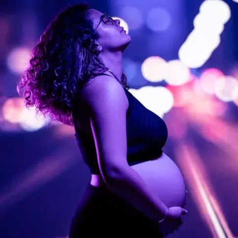 photographe grossesse grenoble en créative studio photo