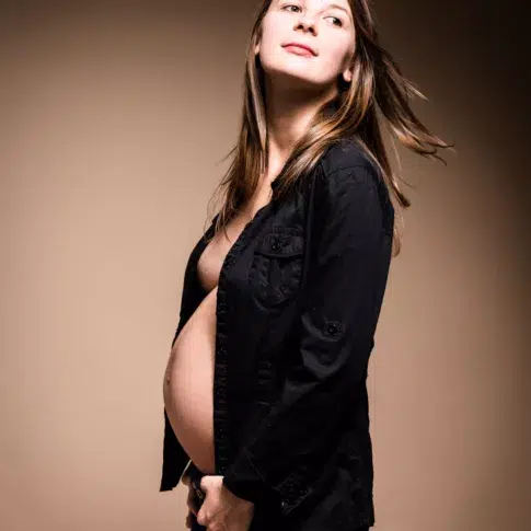 portrait de femme enceinte en studio photo