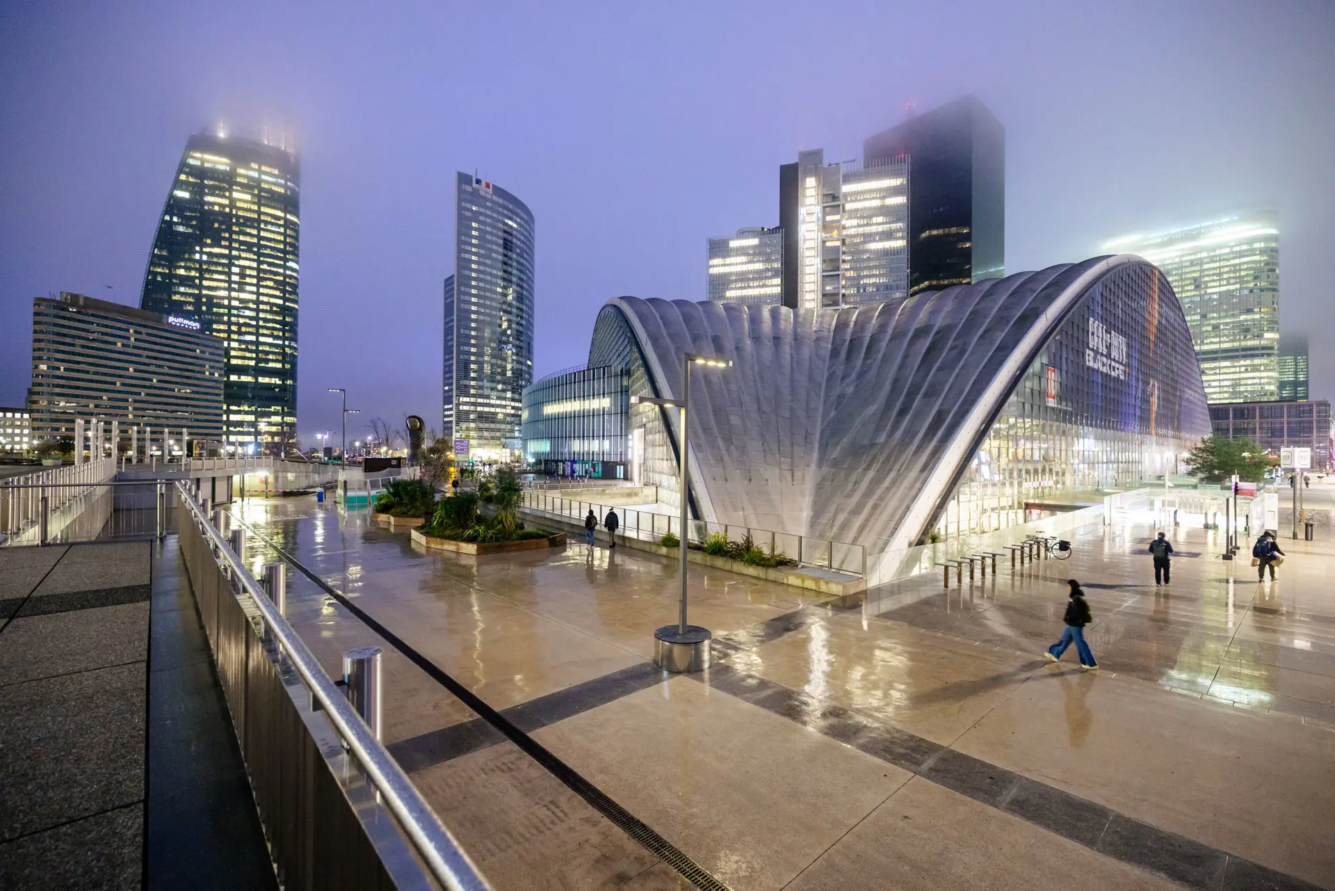 photo du quartier de la défense au petit matin