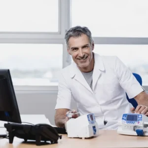 medecin posant avec les produits m&eacute;dicaux sur son bureau