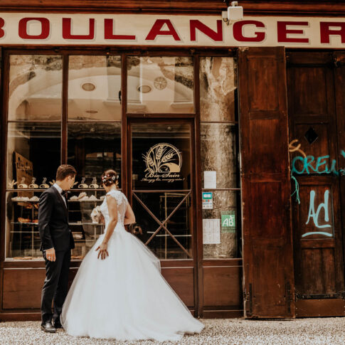 photographe mariage à Grenoble - couple de mariés sur les quais dans le quartier italien