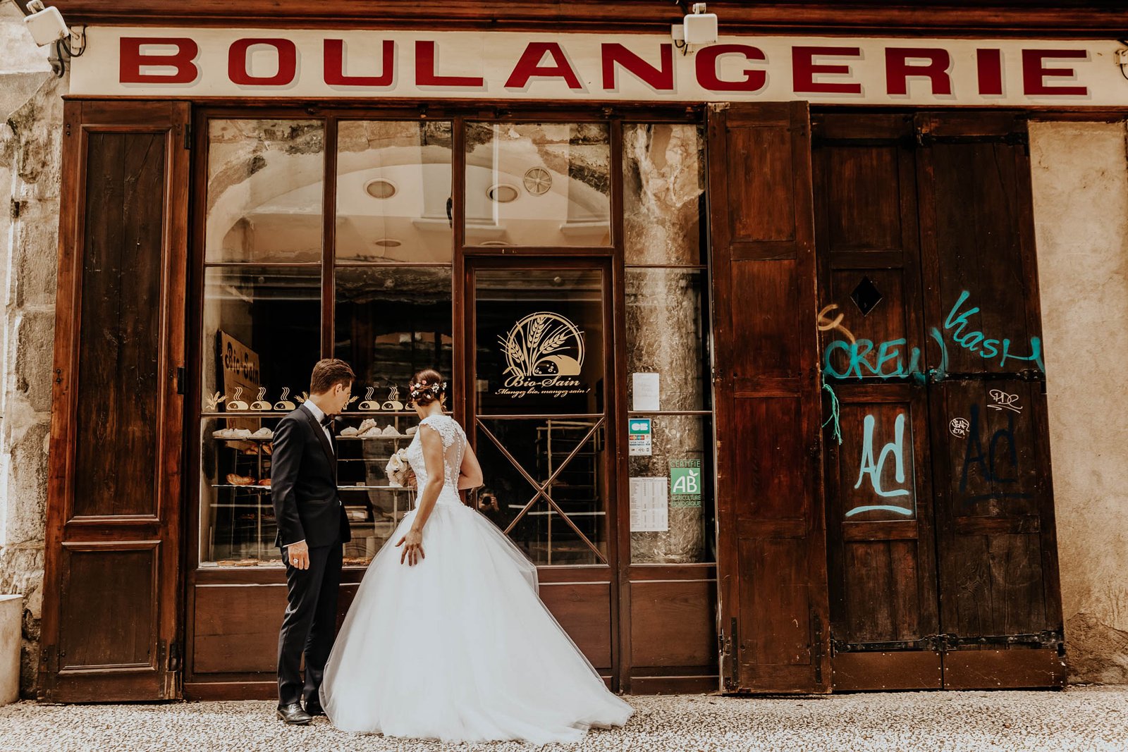 photographe mariage &agrave; Grenoble - couple de mari&eacute;s sur les quais dans le quartier italien