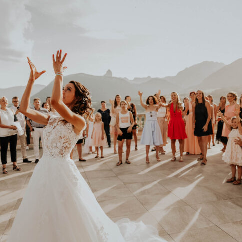 lanc&eacute;e du bouquet de la mari&eacute;e sur la terrasse du domaine de Messenas