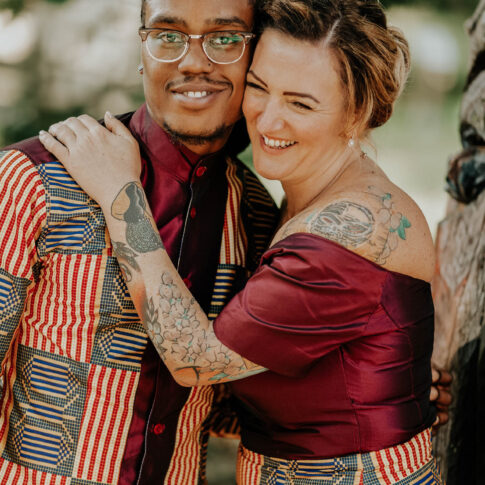couple de mariés dans le parc du château de st jean de chépy à Tullins