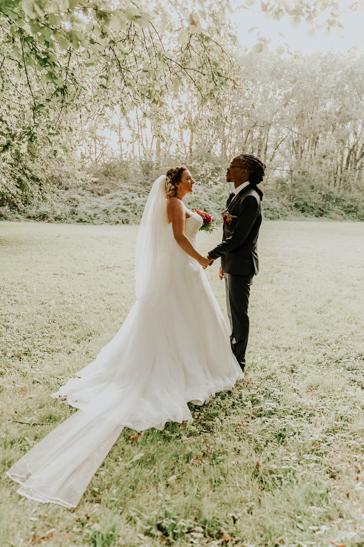 Photos de couple dans le parc de 10 hectares du Domaine Saint-Jean-de-Chépy