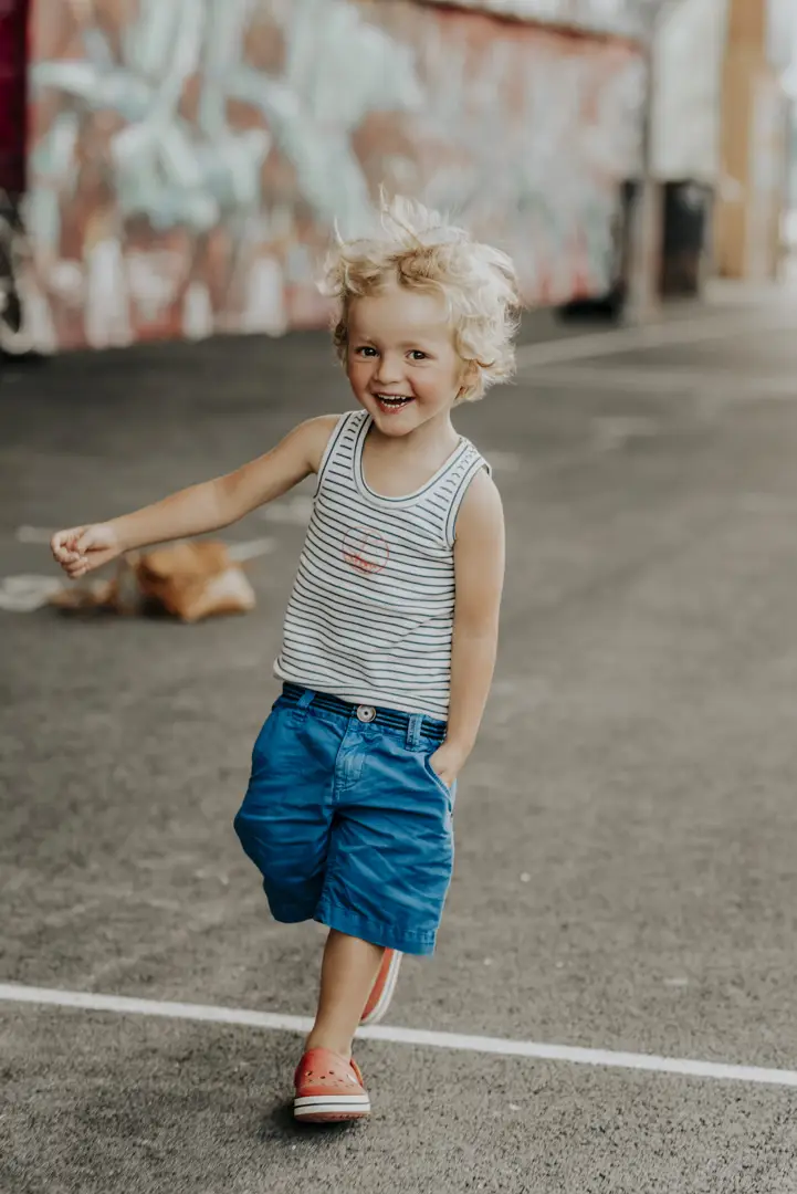 photographe famille Grenoble &mdash; s&eacute;ance lifestyle en ext&eacute;rieur, enfant rieur dans un d&eacute;cor urbain color&eacute;