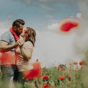 photo d'un couple dans un champ de coquelicot pour les noces pour les 8 ans de mariages