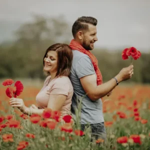 photo d'un couple dans un champ de coquelicot pour les noces pour les 8 ans de mariages