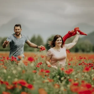 photo d'un couple dans un champ de coquelicot pour les noces pour les 8 ans de mariages