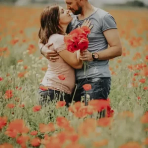 photo d'un couple dans un champ de coquelicot pour les noces pour les 8 ans de mariages