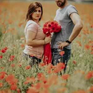 photo d'un couple dans un champ de coquelicot pour les noces pour les 8 ans de mariages