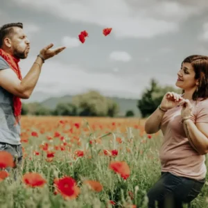 photo d'un couple dans un champ de coquelicot pour les noces pour les 8 ans de mariages