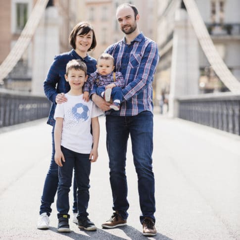 photo de famille sur le pont piéton de grenoble