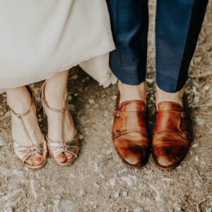 photo des chaussures des mari&eacute;s