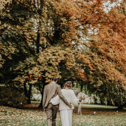 les mariés de dos, un mariage en Savoie à l'automne