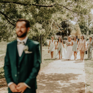l'arriv&eacute;e de la mari&eacute;e avec ses t&eacute;moins et invit&eacute;es &agrave; la mairie de saint gr&egrave;ve