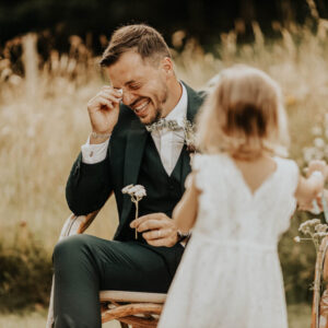 le mari&eacute; &eacute;mu pendant la c&eacute;r&eacute;monie &agrave; autrans, photographe mariage bas&eacute; &agrave; Grenoble