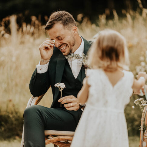 le marié ému pendant la cérémonie à autrans, photographe mariage basé à Grenoble
