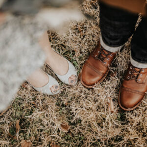 photo des chaussures des mari&eacute;s dans l'herbe