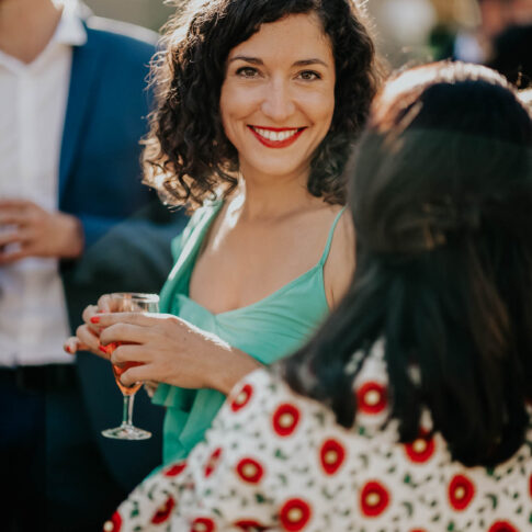 Invitée souriante lors du cocktail de mariage — reportage photo mariage Grenoble Utopik Photo