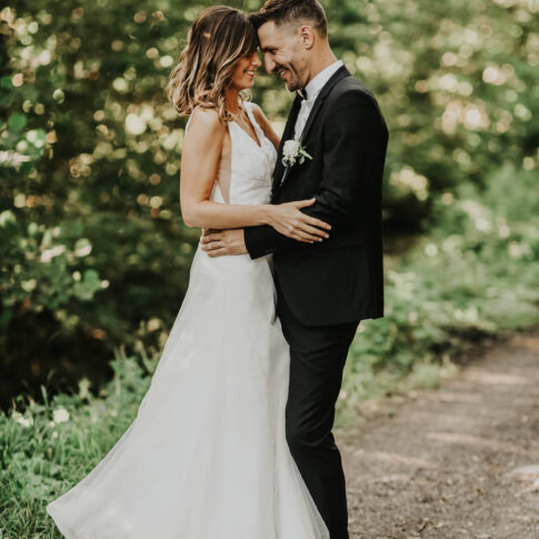 photo de couple s'enlaçant sur un chemin