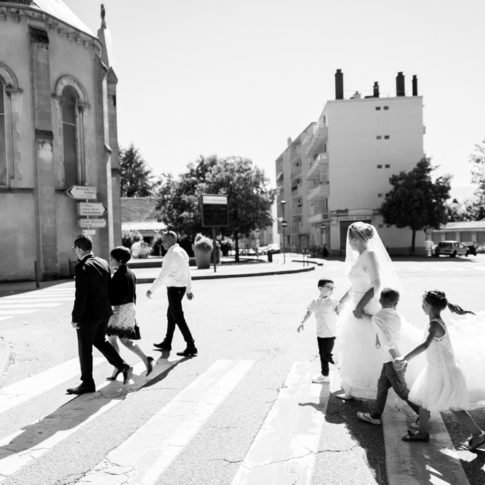 En allant à l'église en noir et blanc