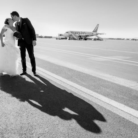 Bisous sur le tarmac photo de mariage