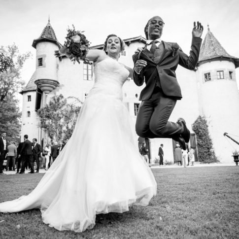 photo d'un couple qui saute lors d'un mariage à St jean de chépy