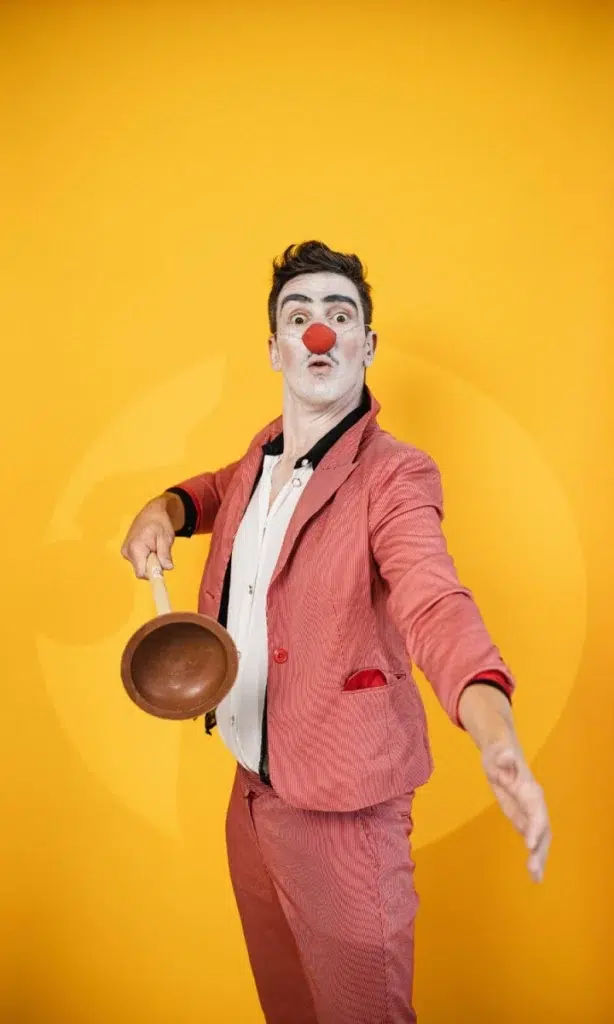 photo portrait d'un clown sur fond jaune, r&eacute;alis&eacute;e en studio photo  chez utopikphoto