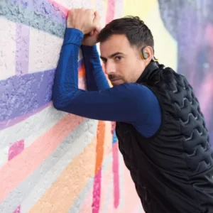 photo produit d'un casque port&eacute; par un homme posant pour une campagne publicitaire &agrave; grenoble