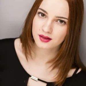 portrait couleur d'une femme sur fond uni par Utopik