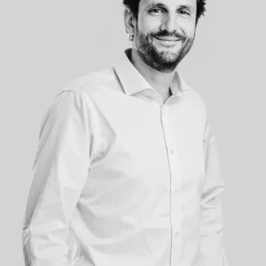 portrait sur fond uni en noir et blanc