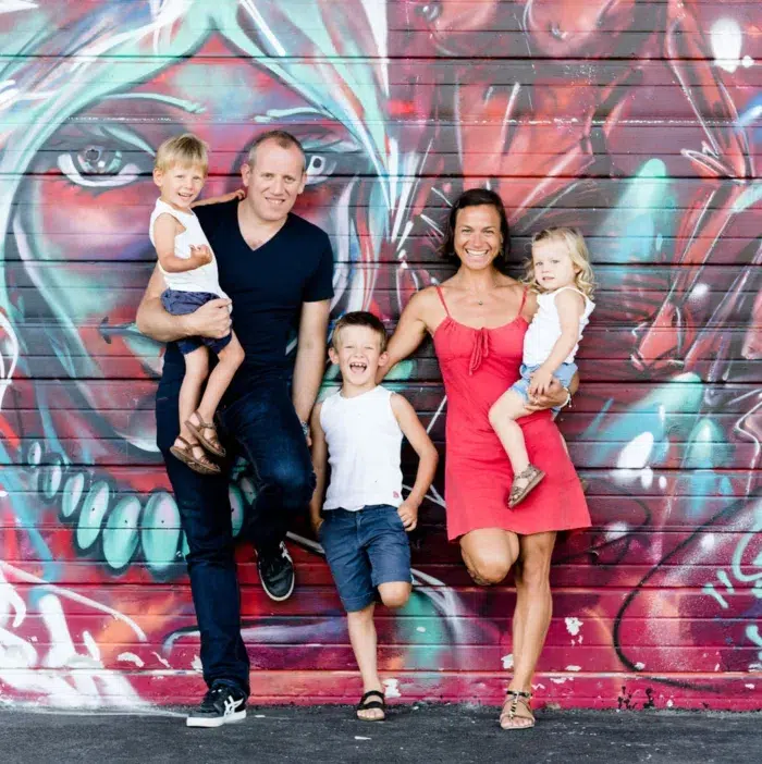 shooting photo en extérieur sur un mur graffiti à la biffurk, photographe famille grenoble