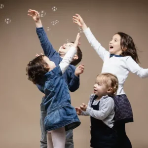 photo de famille jouant aux bulles