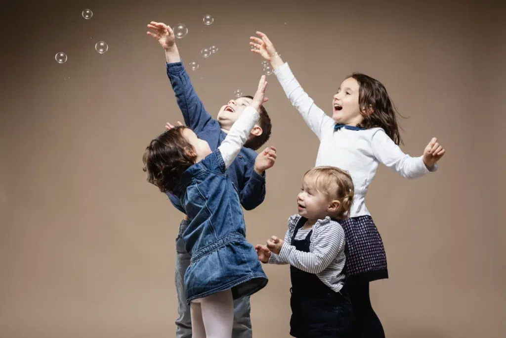 Séance photo en Famille, les enfants jouent aux bulles