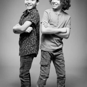 portrait entre frère en noir et blanc
