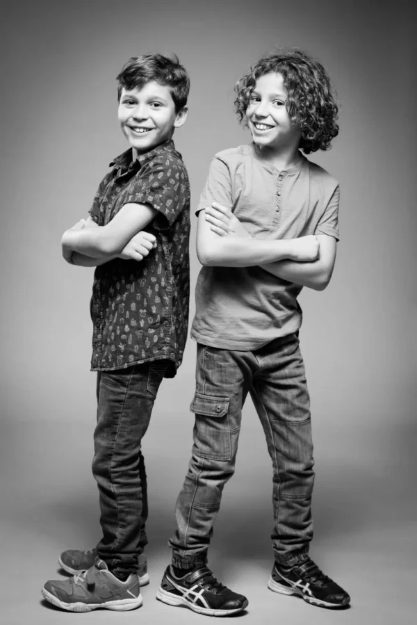 portrait entre frère en noir et blanc