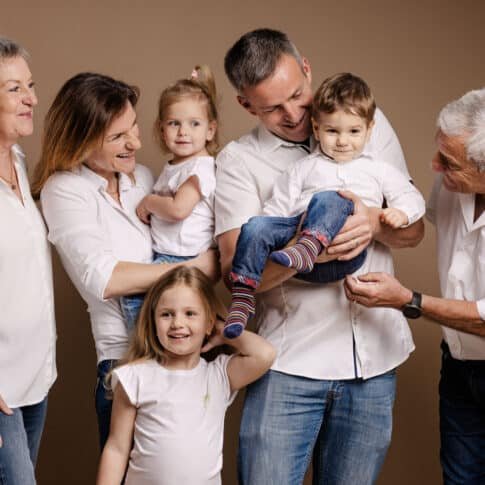 photo de famille en studio sur fond crème