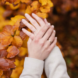 deux mains sur fond d'automne