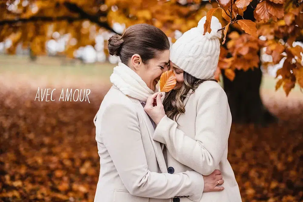 photo d'un couple s'embrassant derrière une feuille à l'automne