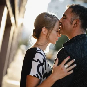 photo d'un couple dans les rues de Grenoble