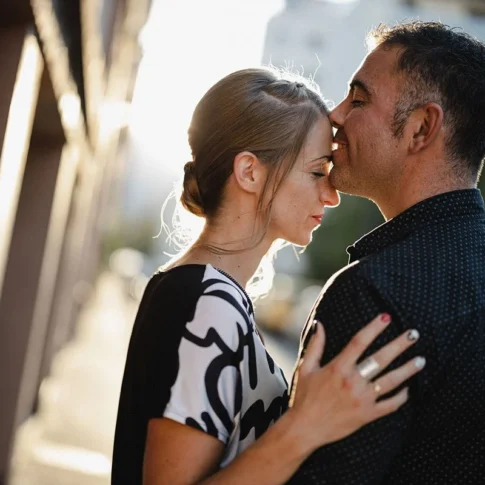 photo d'un couple dans les rues de Grenoble