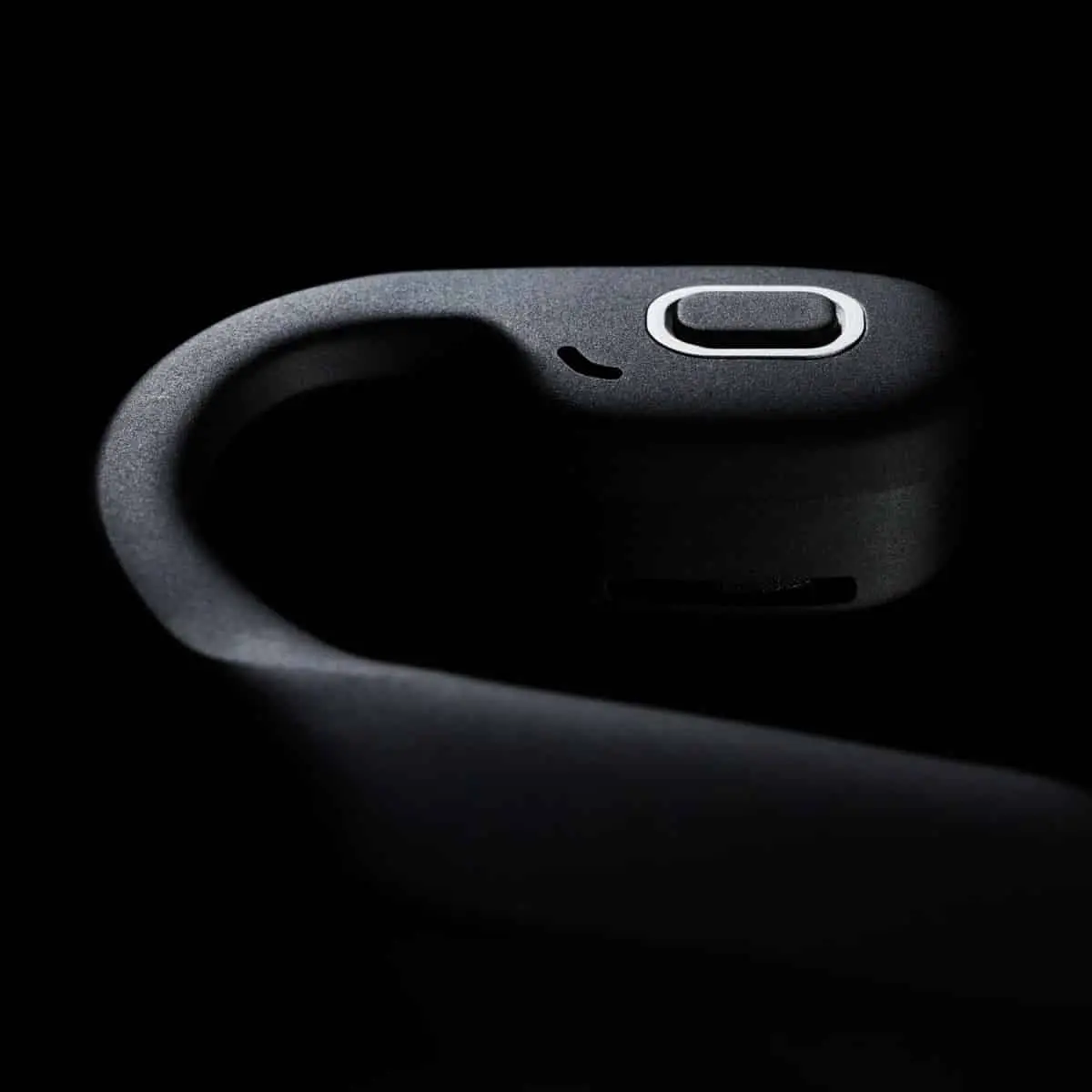 détails d'un casque audio sur fond noir, macro en studio