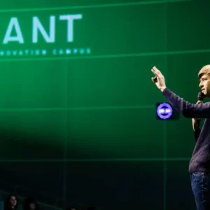 portrait intervenant &agrave; la maison minatec pendant un &eacute;v&eacute;nement