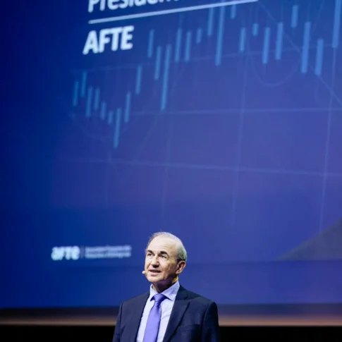 orateur sur scène lors de l'évènement AFTE 2025 à Paris