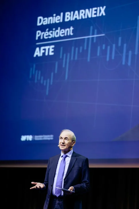 orateur sur scène lors de l'évènement AFTE 2025 à Paris