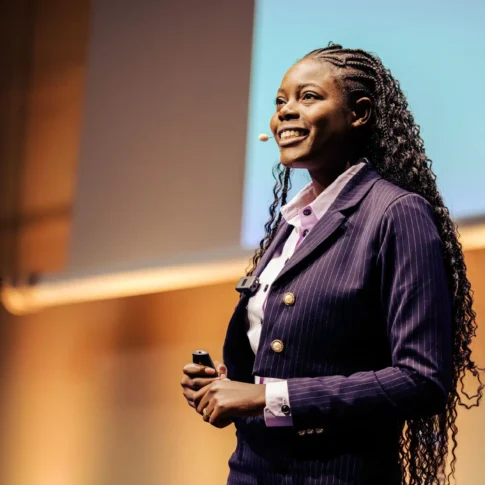 portrait d'une oratrice sur scène à maison mainates Grenoble